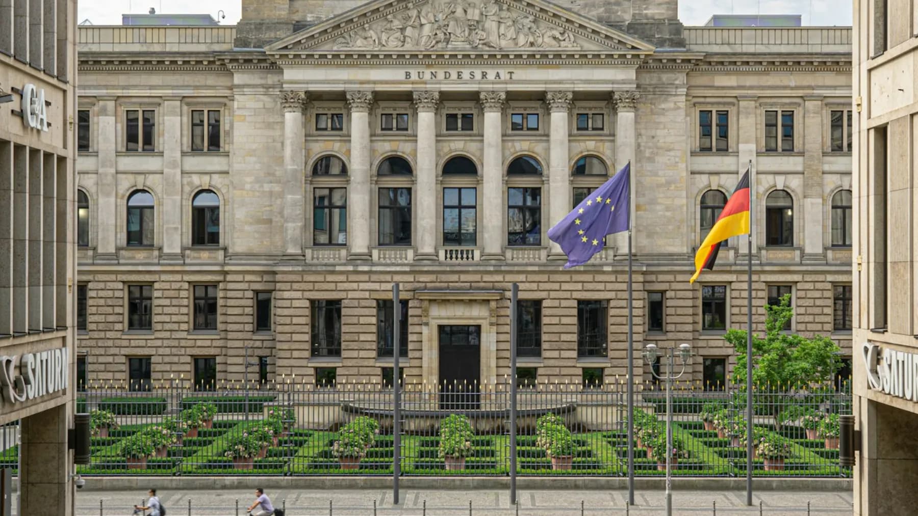 Deutsches Verwaltungsgebäude mit Bundes- und Europaflagge